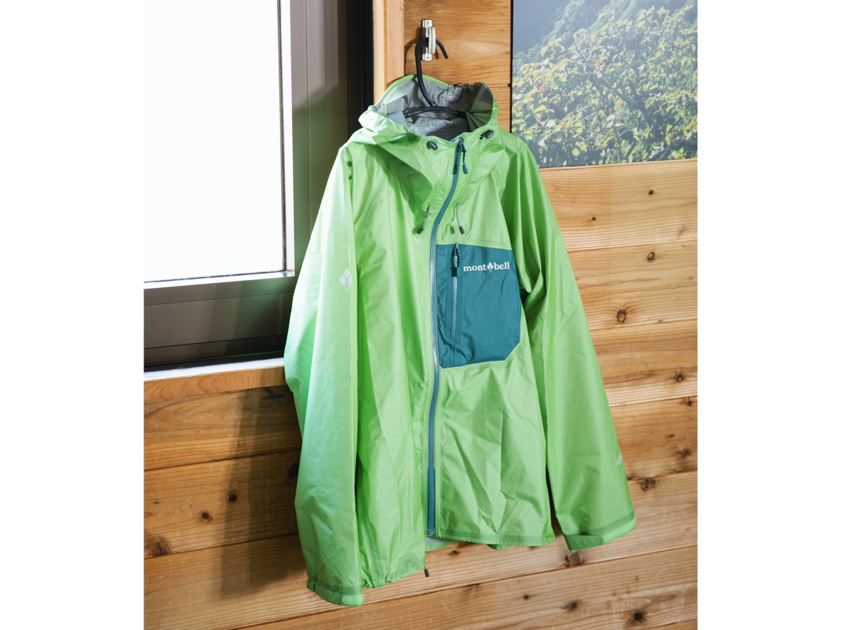 天候の変わりやすい山旅を支える、モンベルのレインウエア | ランドネ