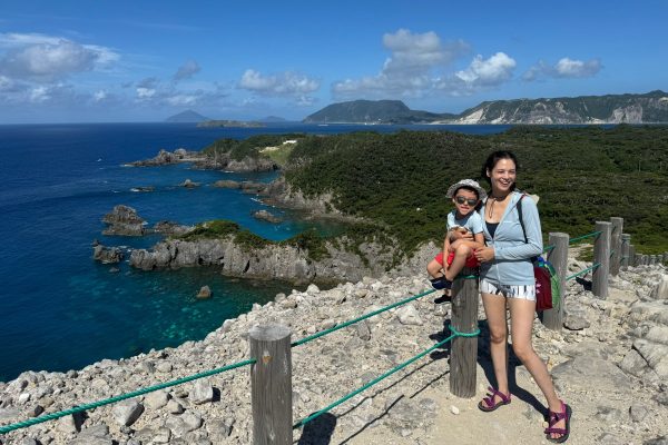 穏やかな海と火山の恵みを全身で味わう島旅|モデル仲川希良の「親子でやさしい外あそび」#5