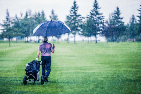 雨でも快適なプレーを実現するゴルフシューズ8選