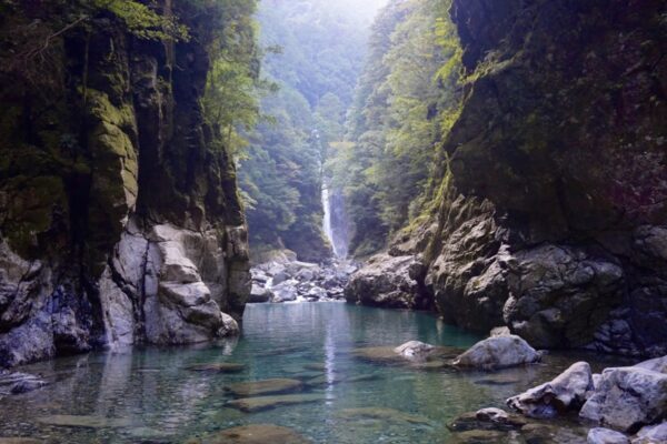 【100楽山/大杉谷】切り立つ岩壁と青く澄みわたる清流を辿る。私の好きな秋の山歩き