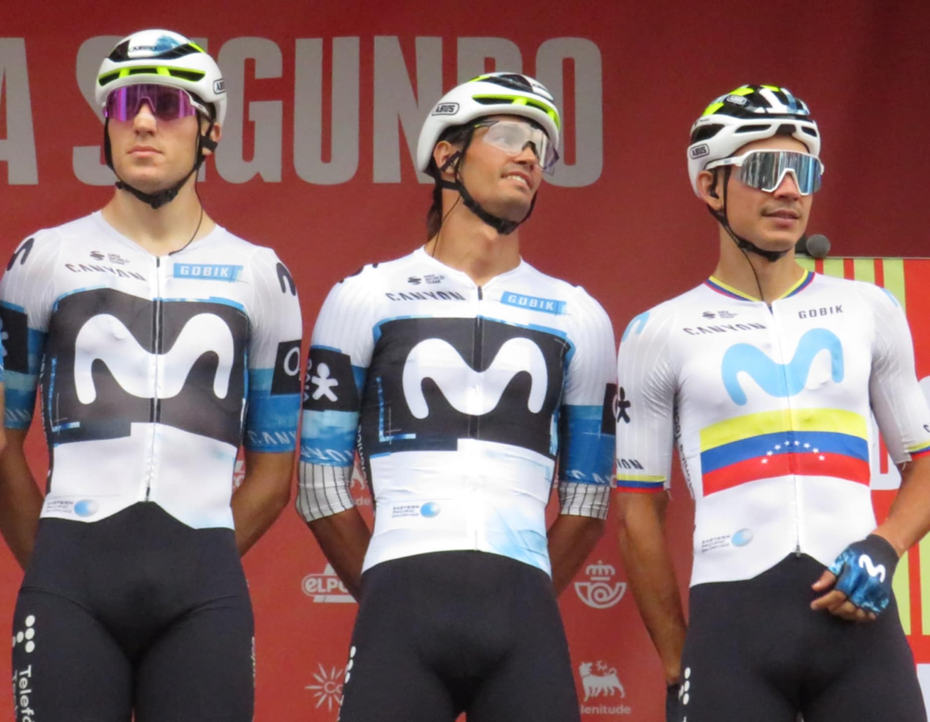 抗議活動の影響で落車し、ブエルタを途中棄権したロモ選手(写真中央)とアウラール選手(写真右)。なお、写真左のパブロ•カストリーリョ選手も、落車でブエルタを途中で止めることに。