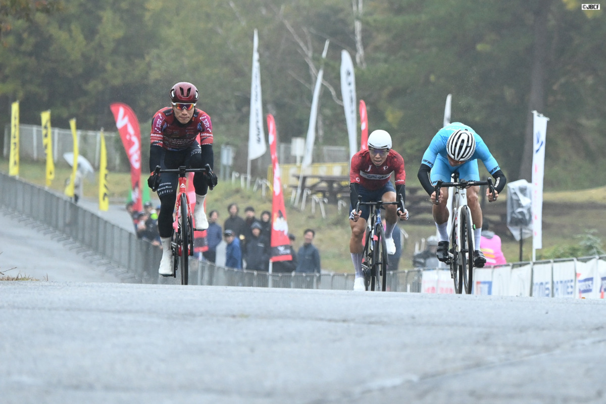 岡篤志が最終戦スプリントを制す 金子宗平が3位でJプロツアー年間総合2連覇を達成