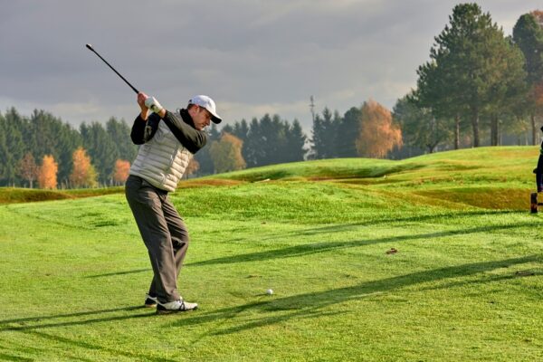 ゴルフ ベースレイヤーおすすめ5選！快適な秋ゴルフを実現する選び方とは