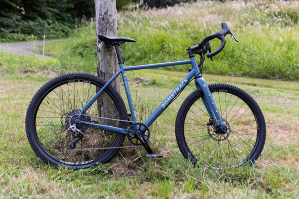 過酷な旅から日常までライダーを支える「BOMBTRACK（ボムトラック）」