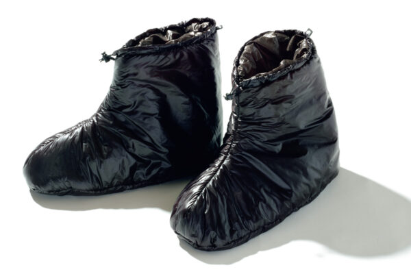 軽量の化繊綿ソックスで足先も心も温まる。【エンライテンドイクイップメント】｜ホットな新興ブランドやガレージブランドを調査！【山好きが惚れた気鋭のアイテム vol.7】｜PEAKS 2026年1月号