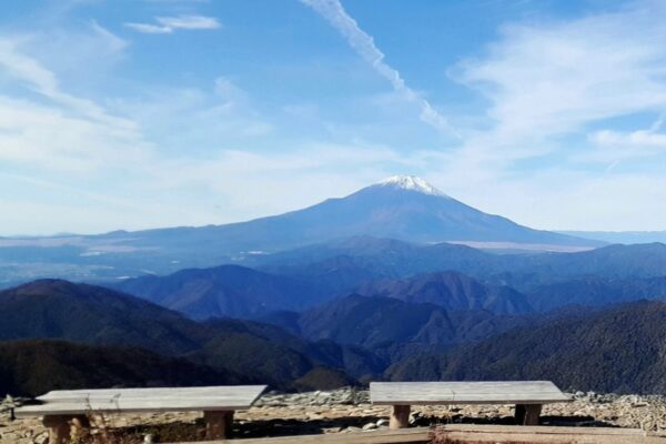 富士山ときらめく海を眺めながらの山歩き。都心から行きやすい山、塔ノ岳で絶景を楽しむ