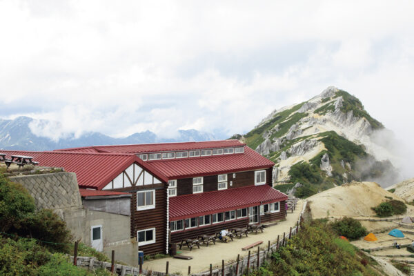 【山小屋泊・テント泊登山】隅々まで行き届いたホスピタリティ。「燕山荘（えんざんそう）」｜北アルプス山小屋大全