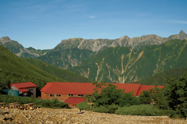 【山小屋泊・テント泊登山】抜群の槍・穂高ビューと100年超の歴史を誇る。「常念小屋（じょうねんごや）」｜北アルプス山小屋大全