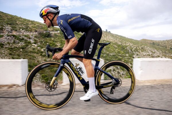 ピナレロがQ36.5プロサイクリングチームの2026年チームバイクとキットを発表｜PINARELLO