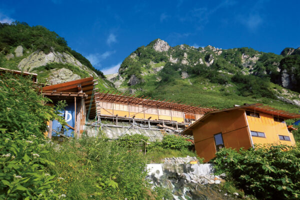 【山小屋泊・テント泊登山】標高2,100mの絶景温泉。「白馬鑓温泉小屋（はくばやりおんせんごや）」｜北アルプス山小屋大全