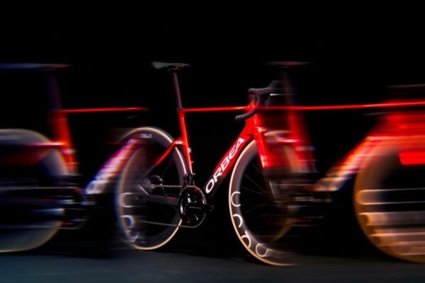 ロット・アンテルマルシェの26年チームバイク発表　全日本TT王者・今村駿介も駆る真紅のバイク｜ORBEA