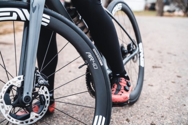 エンヴィ Foundationシリーズがフルモデルチェンジ　汎用性とエアロを極めた「AR40」登場｜ENVE