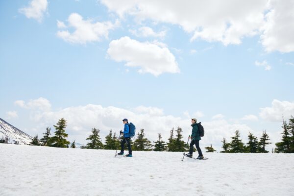 酸ヶ湯温泉をベースに八甲田山でスノーシューハイク！春の雪あそびが楽しい山