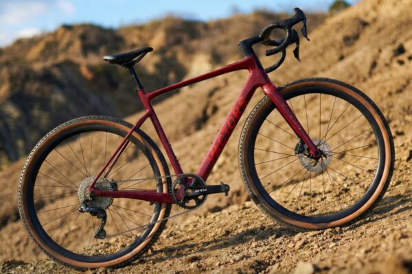 重量11.7kg！日本発の次世代型フルカーボン電動グラベルバイク「EX ONE」誕生｜VACTORS