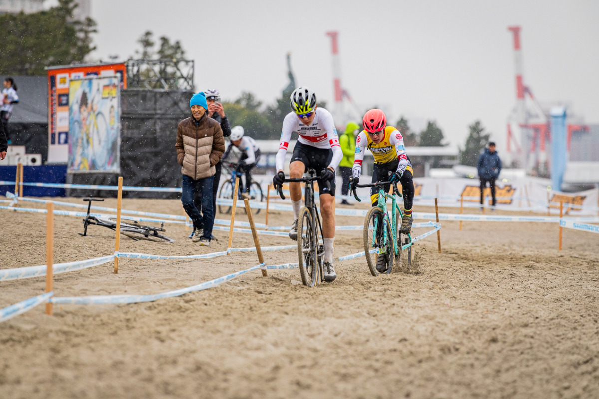 雪のお台場で砂浜決戦「シクロクロス東京2026」Day1は三上と中間が熱い走りを魅せた