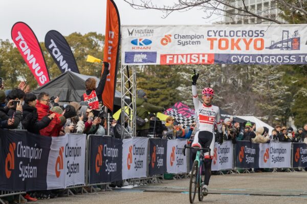 雪のお台場決戦　織田聖と石田唯が圧勝しJCXシリーズ王者として有終の美を飾る｜シクロクロス東京2026