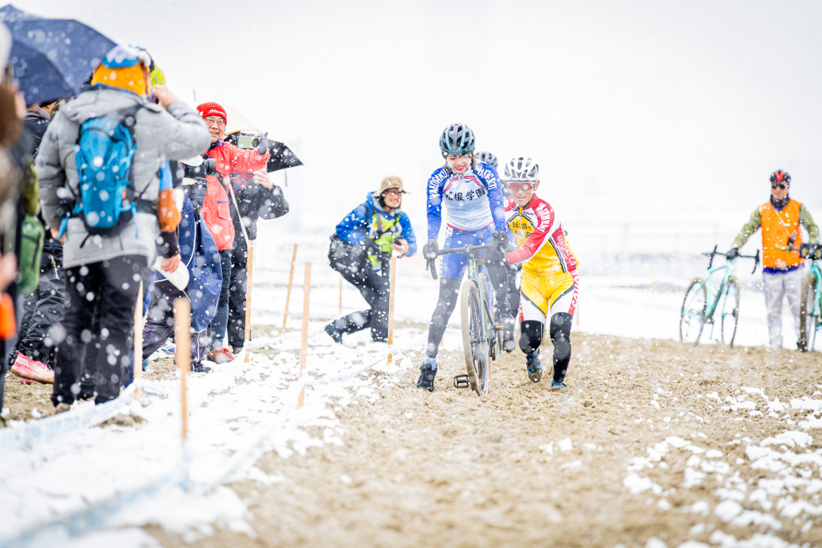 雪舞う砂浜で弱虫ペダル・渡辺航先生＆ひめたんも快走｜シクロクロス東京