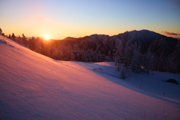 山小屋が眠る冬に、登山者ができること。「やまのあかしプロジェクト」が描く、登山文化の未来