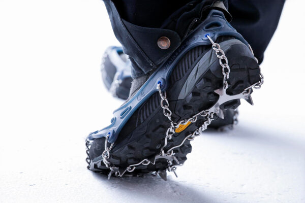 “適所”で活躍する雪山登山のお助けアイテム。「チェーンスパイク解体新書」｜PEAKS 2026年1月号