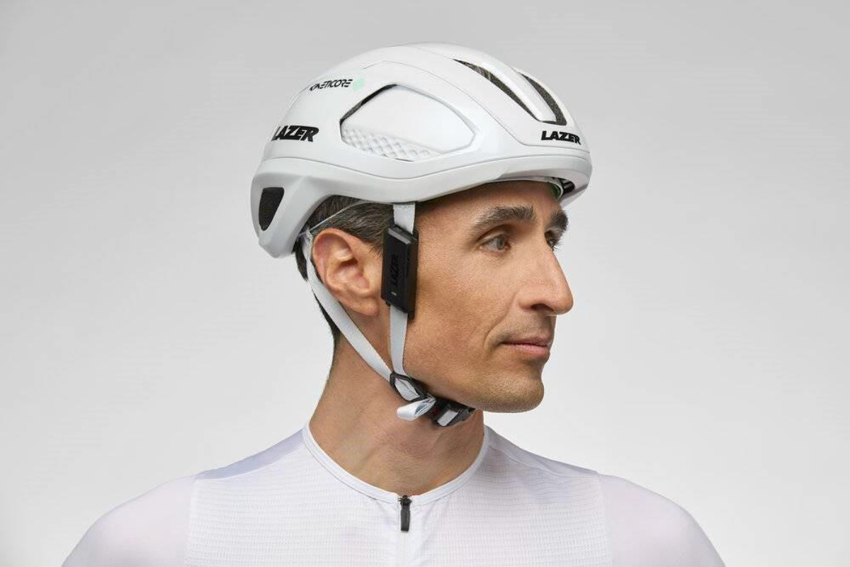 耳をふさがないオープンイヤー型コミュニケーションデバイス「VeloVox」を発表 Di2との連携も｜LAZER