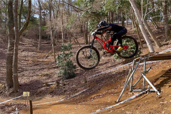 大怪我を乗り越え、末政実緒が再び世界へ！ 5月のUCI MTBワールドカップ韓国大会ダウンヒルに参戦