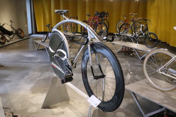 学生たちの感性が集結、東京サイクルデザイン専門学校「卒祭2026」