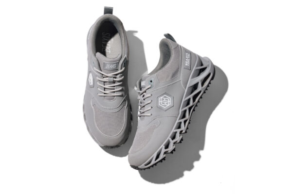 履いて歩けば体幹強化もスイングもOK  / 人気の『バランスコアターフ』にEVEN別注モデルが誕生