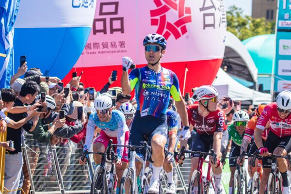 新城幸也らのリードアウトからラヨビッチが圧勝！ 小石がアジア首位発進｜ツール・ド・台湾第1ステージ