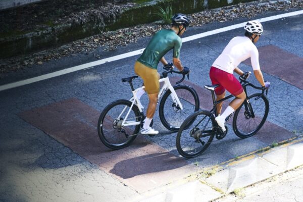 パールイズミ、酷暑のライドを涼しく彩る薄手軽量の「パフォーマンス ジャージ」｜PEARL iZUMi