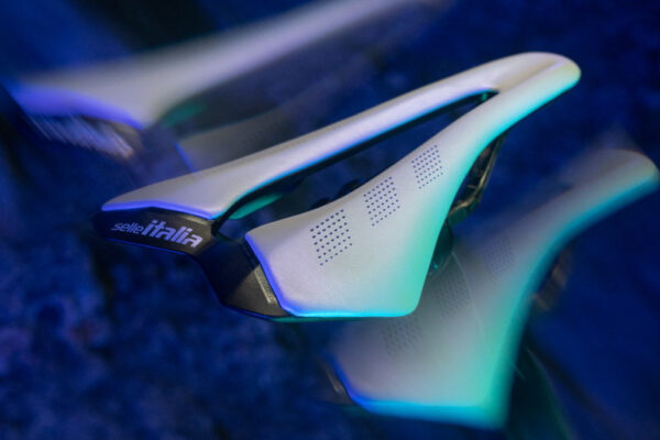 セライタリアからオパール石の輝きを纏う限定版「Opal White カプセルコレクション」登場｜Selle Italia