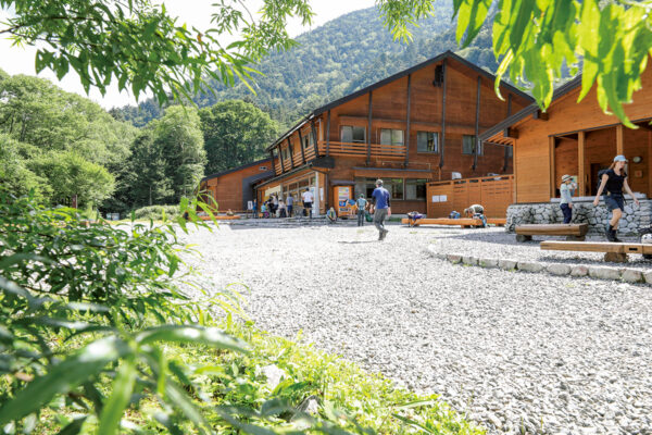 【山小屋泊・テント泊登山】前穂高岳を見上げるように建つ山小屋。「横尾山荘（よこおさんそう）」｜北アルプス山小屋大全