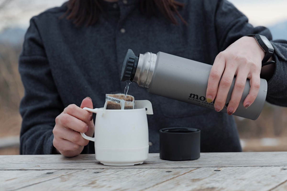 登山で使える保温ボトルをランドネ編集部がレビュー｜軽さを求めるなら「モンベル／チタン アルパインサーモボトル 0.5L」