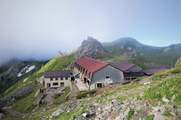 【山小屋泊・テント泊登山】白馬岳山頂直下の充実施設。「白馬岳頂上宿舎（はくばだけちょうじょうしゅくしゃ）」｜北アルプス山小屋大全