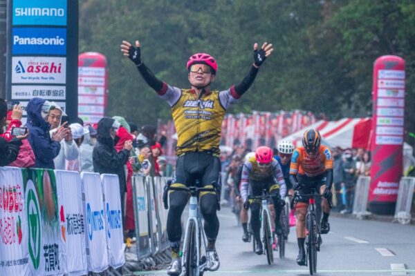 冷雨の真岡芳賀をサバイブした橋本英也がスプリント制覇 弱虫ペダルが1・3位の快挙