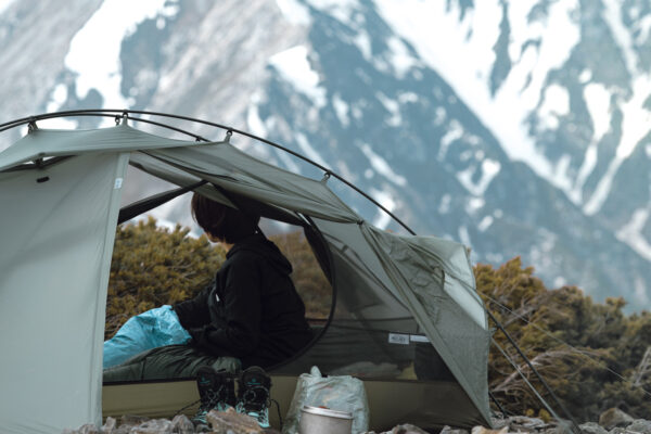 夏の北アルプステント泊 はじめの一歩と装備計画「テント泊装備の基本構成」編｜PEAKS 2026年5月号