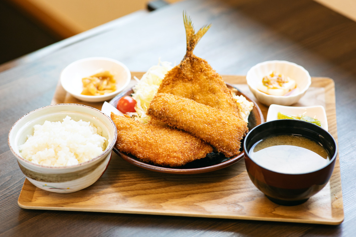 神奈川県・三浦半島「海の幸 畑の恵 ぼーめんの地魚フライ定食」｜あの山旅のあの一品