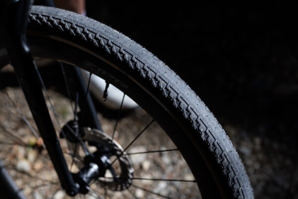 GRAVELKING ZX 高速化するグラベルレースを制する新トレッドパターンのタイヤが登場｜Panaracer