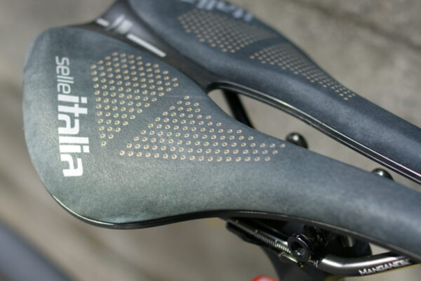 NOVUS BOOST EVOにヌバックレザーモデルが登場 伝統と革新が融合した極上の座り心地｜Selle Italia