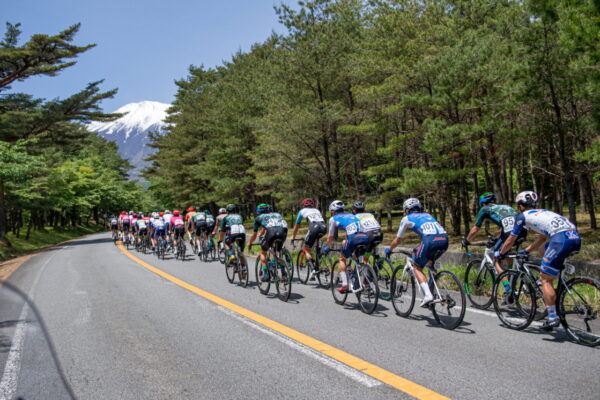 豪華ゲストとバスに同乗！激坂あざみラインを歩いて熱狂を体感する「TOJ富士山ステージ観戦イベント」