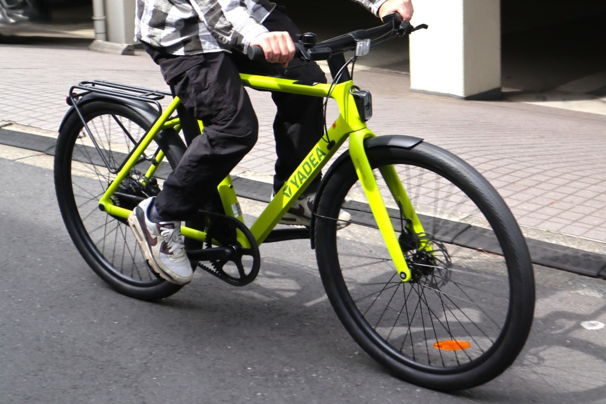 世界で選ばれるYADEA。直営店表参道で見えた“次世代電動モビリティ”