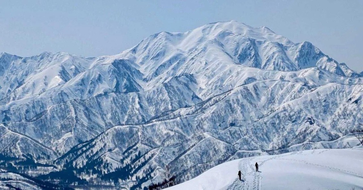 【残雪期限定】いましか歩けない裏越後三山の特等席！日向倉山でひなたぼっこ