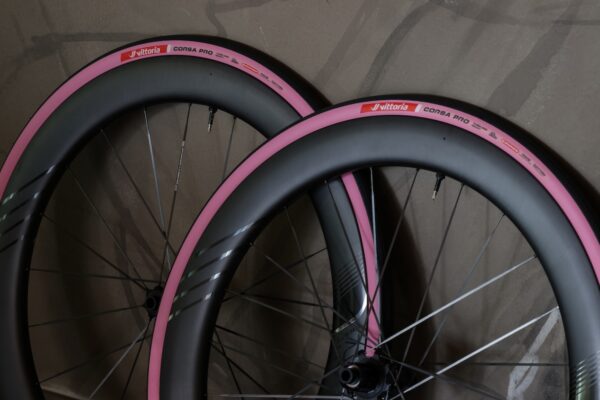 鮮やかなピンクサイド再び！ヴィットリア「CORSA PRO PINK」が数量限定で待望の発売｜Vittoria