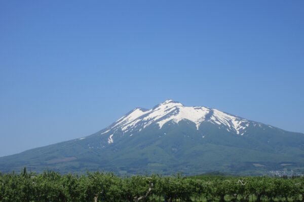 津軽富士「お岩木様」に登拝し、海辺に湧く絶景露天へ。岩木山と日本海の夕陽に染まる「金色の湯」｜山本晃市の温泉をめぐる日帰り山行記 Vol.19