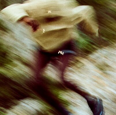 NNormal（ノーマル）のトレイル用レインジャケットがリニューアル。パックの上からでもスムーズに着られる設計に