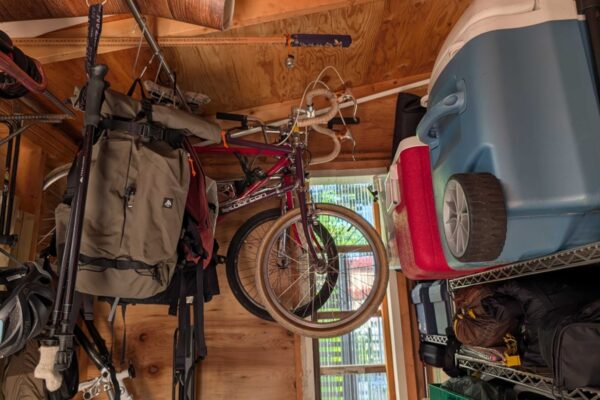 ギアハウスをDIY！家族4人で道具をシェアする、ランドネ編集部員の山グッズ収納
