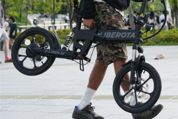 免許不要の“こがない自転車”！フルサス搭載特定小型原付LIBEROTA E-LIBER 01｜LIBEROTA