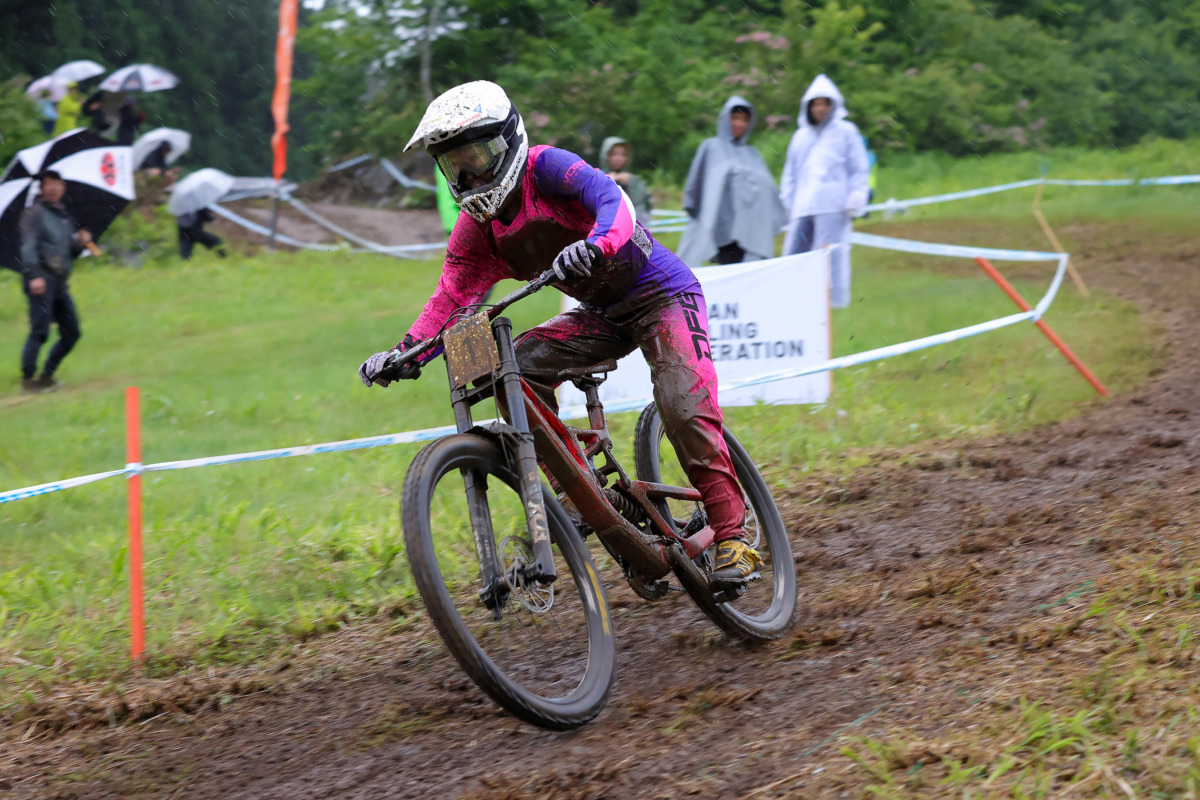 悪天候を制した末政実緒が2連覇達成！前人未到19回目のタイトル獲得｜MTB全日本選手権DHI