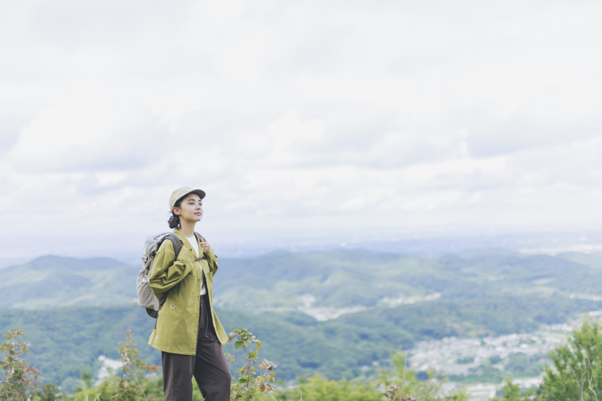 【かわり芽】キャンプから山歩きへ。アウトドアシーンで活躍するオーバーシャツが登場！