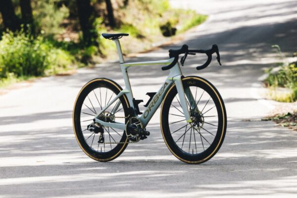 オルベアが新型Orca Aeroを発表　ライダーと統合する設計で21W削減を果たした最速マシン｜ORBEA