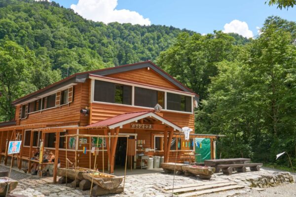 「わさび平小屋」清流とそうめんで涼を感じる憩いの場｜北アルプス山小屋大全